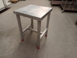 Table d'appoint en aluminium